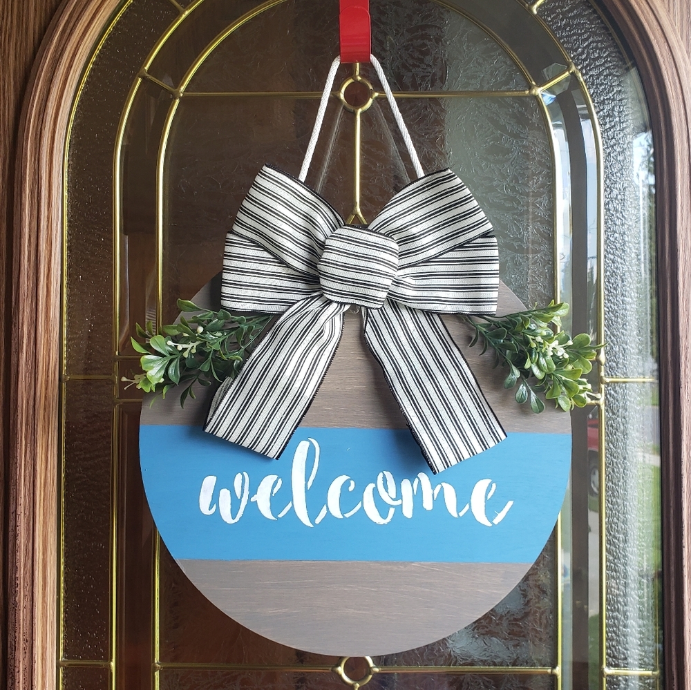 Round wood welcome sign